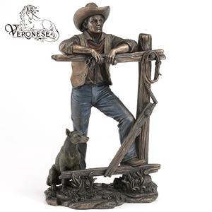 Figurine de cowboy VERONESE DESIGN - Les deux mains reposant sur une clôture avec Dieu à son côté, art en résine de luxe, 16x12x26,5 cm, décoration d'intérieur - Product Image 3