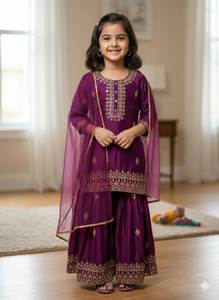 Ensemble palazzo pour enfants en soie Chinon de qualité supérieure avec broderie et dupatta en tulle – Tenue de fête et de mariage - Product Image 3