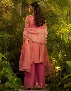 Salwar Kameez traditionnel brodé en viscose mauve KV avec Sharara et Dupatta - Product Image 6