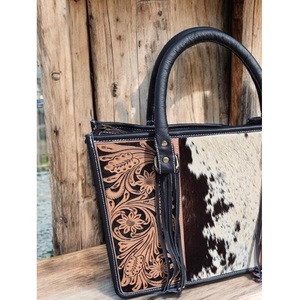 Sac messager en cuir à poils motif vache, sac fourre-tout floral western gravé, sac à bandoulière pour le quotidien, les voyages et le shopping, 12x16 pouces - Product Image 3