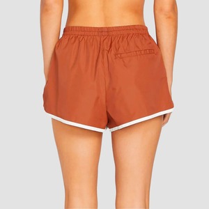 Shorts de yoga et de sport pour femmes de haute qualité à double couche avec short de compression intégré, cordon de serrage, taille élastique et poches latérales - Product Image 2