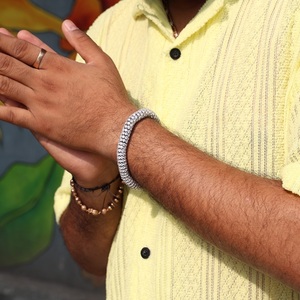 Pulsera de Lujo Unisex de Plata de Ley 925 con Diamantes Cilíndricos Brillantes Cultivados en Laboratorio, Bañada en Rodio, con Pavé y Corte Grueso, para Boda - Product Image 4