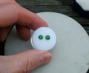 2 gemas redondas sueltas de diópsido cromado de 5 mm cada una para manualidades, joyería y coleccionismo - Product Image 3