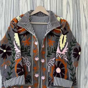 Veste en velours vintage Suzani |   Vêtement d'extérieur court élégant de style bohème |   Cadeau pour invitées de mariage et pour les fêtes, pour elle - Product Image 2