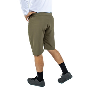 Shorts pour homme vert olive à séchage rapide avec poches latérales, taille élastique, coupe décontractée, style classique, tissu en polyester tricoté - Product Image 2