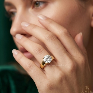 Anillo de Compromiso Solitario de Diamante Cultivado en Laboratorio con Corte Brillante, Chapado en Oro Amarillo de 18K, para Mujer, Estilo Clásico de Lujo, Marca Lumera - Product Image 5
