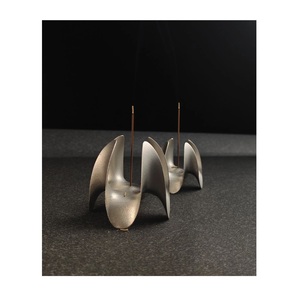 Porta Incienso Metálico Arquitectónico – Soporte de Incienso Curvo Orgánico Minimalista para Meditación y Decoración - Product Image 2