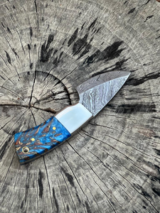 Couteau à dépecer artisanal en acier Damas avec manche en bois de résine bleue, lame fixe, couteau de chasse et de camping, OEM ODM - Product Image 5