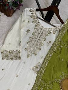 Presentamos la nueva colección de Salwar Kameez pakistaníes listos para usar, con bordados y lentejuelas, top, sharara y dupatta para ocasiones de boda. - Product Image 4