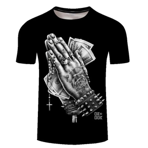 เสื้อยืดถักสีดำสำหรับผู้ชาย พิมพ์ลายมืออธิษฐาน ดอกกุหลาบ และเงิน  แขนสั้น คอกลม สไตล์สตรีท ทรงปกติ ผลิตจากโพลีเอสเตอร์ 100% - Product Image 1