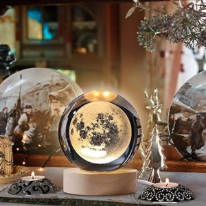Cadeaux artistiques très demandés : Lampe de table LED en verre avec boule de cristal 3D en forme de lune et base en bois pour la décoration intérieure – En vente - Product Image 3