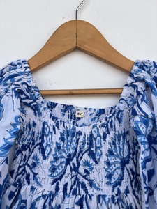 Stylisches Mädchenkleid aus Baumwolle mit Erdbeer-Motiv, Rüschenkragen, Knopfverschluss und gerafftem Rocksaum in Rot - Product Image 5