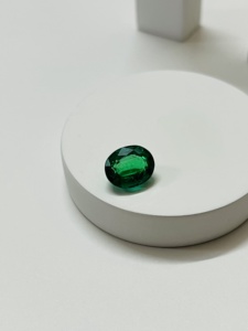 Émeraude ovale naturelle de 4,2 carats, provenant du Zambie, certifiée IGI, de haute qualité, avec une couleur et une clarté exceptionnelles, par Sadiya International - Product Image 3