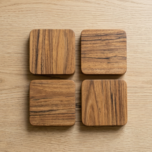 Ensemble de 4 sous-verres carrés en bois Papdi, faits à la main par Bela Artisan, modernes, durables, à grain naturel, pour la décoration de la maison et des cafés - Product Image 2
