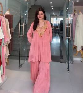 Traje Sharara Chinon Puro con Bordado de Lentejuelas, Borlas y Encaje con Monedas, Completamente Cosido, Atuendo Festivo para Mujer - Product Image 3