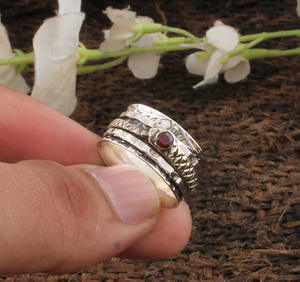 แหวนโกเมนสีแดงธรรมชาติ เงินแท้ 925 แหวนโกเมนแท้จากโมซัมบิกสำหรับผู้หญิง เครื่องประดับประจำเดือนมกราคม ขายส่ง - Product Image 1