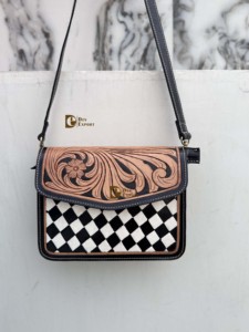 Bolso Bandolera de Piel Genuina DEV EXPORT con Solapa, Diseño Floral y Patrón a Cuadros para Mujer - Product Image 1