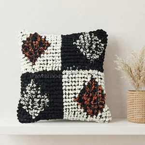 Coussin décoratif géométrique gris et blanc, housse de coussin en laine et coton style bohème, accent tissé de style marocain pour les intérieurs neutres - Product Image 4