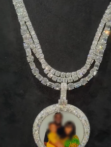 Collar con colgante de diamante de laboratorio con halo lateral y dije redondo con foto de corte brillante, de oro macizo, joyería unisex - Product Image 2