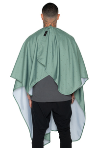 Cape de barbier jetable durable et imperméable pour hommes, idéale pour la coupe de cheveux en salon, fabriquée en polyester, professionnelle, élégante, couleur et logo personnalisables - Product Image 6