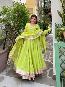 Robe Anarkali en soie organza Tabby, confectionnée à la main avec des détails en dentelle Gota Patti, avec un bas de lehenga et un dupatta. - Product Image 3