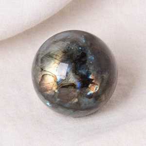 Esfera de Obsidiana Pulida, Ecológica y Hecha a Mano, con Inclusiones Iridiscentes, Globo de Piedra Coleccionable Artístico - Product Image 4