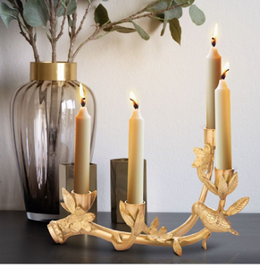 Candelabro artístico dorado con detalles de pájaros y hojas. Belleza inspirada en la naturaleza disponible a precios de mayorista. - Product Image 1