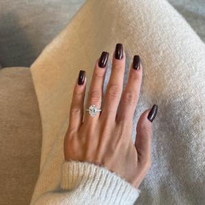 Anillo de Diamante Cultivado en Laboratorio de Corte Ovalado de 3.35 Quilates _ Halo Oculto y Piedras Laterales Pavé _ Oro Blanco de 14k _ Certificado IGI Color VVS2 Claridad - Product Image 4