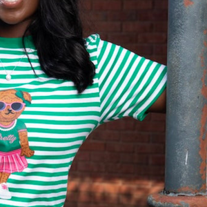 Camiseta Personalizada para Mujer con Rayas Blancas y Verdes, Gráfico de Osito de Peluche Bordado, Cuello Redondo, Manga Corta, Estilo Casual para Verano - Product Image 3