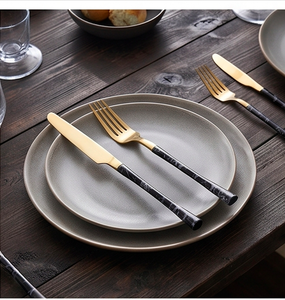 Juego de cubiertos de acero inoxidable de diseño moderno con acabado dorado y mango de mármol negro, apto para lavavajillas, para bodas, hogar y uso en cafeterías. - Product Image 4