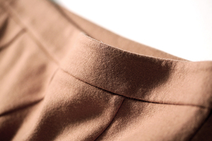 Jupe plissée en maille unie taille haute coupe trapèze pour femme, longueur genou, couleur camel, idéale pour l'automne et le bureau - Product Image 2