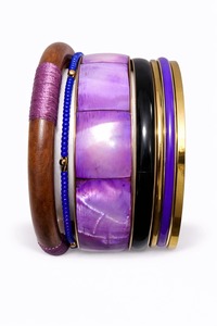Bracelets élégants en résine, métal et bois, conçus pour les femmes recherchant des bijoux uniques et originaux. - Product Image 4
