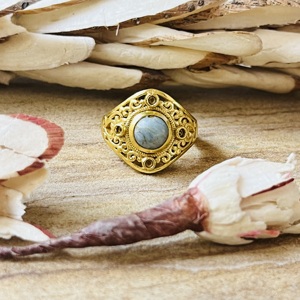 Anillo de latón de estilo vintage con apariencia premium, piedra larimar, chapado en oro de 18k, filigrana, anillo llamativo, venta al por mayor, anillo audaz para mujer - Product Image 1