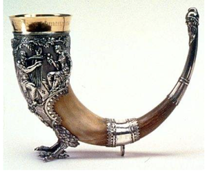 Vaso de Cuerno de Búfalo Pulido con Base y Soporte Metálicos Ornamentados, Forma Natural, Arte Antiguo Coleccionable - Product Image 4