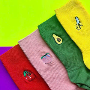 Calcetines gráficos vintage estilo streetwear, de algodón transpirable, para uso diario, diseño moderno para marcas de moda, venta al por menor y al por mayor. - Product Image 6