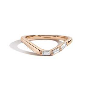 Anillo de boda de diamantes cultivados en laboratorio con corte baguette, engaste flush, diseño asimétrico curvo en arco de espiga, apilable para mujer, oro de 14K y 18K, venta al por mayor - Product Image 1