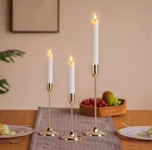 Ensemble de porte-bougies classiques dorés et blancs, support métallique élégant, décoration polyvalente pour la maison et les mariages, vente en gros sur le marché d'exportation - Product Image 1