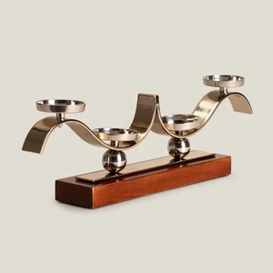เชิงเทียนคลื่นโลหะฐานไม้ที่ทันสมัยสามเรียวที่จับตกแต่ง - Product Image 1