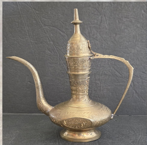 Juego de surahi de latón antiguo sin pulir con una superficie grabada de forma encantadora y rústica, incluye cinco pequeños vasos. Disponible al por mayor. - Product Image 4