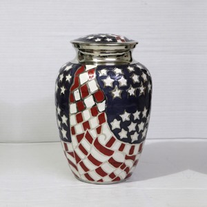 Urne funéraire de haute qualité en forme de drapeau américain pour adultes, urnes de crémation en laiton métallique durable pour cendres humaines, fabriquées en Inde - Product Image 5