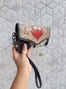 Nuevo Bolso de Mano de Diseño en Cuero Repujado a Mano, Elegante Bolso de Mano de Diseño en Cuero Repujado a Mano con Bordado de Corazón en Piel con Pelo, Estilo Bohemio - Product Image 2