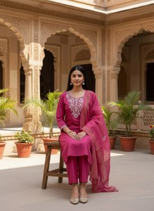 Conjunto de Kurta y Pantalón para Mujer, Tejido Floral de Rayón, Bordado, con Dupatta Estampada en Jacquard |   Ropa Étnica India de Primera Calidad - Product Image 2