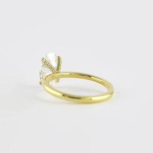 Bague de fiançailles solitaire de luxe en or jaune 14 carats avec diamant de laboratoire taille ovale - Product Image 3
