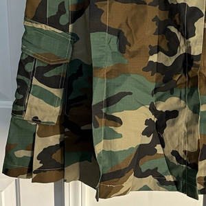 Kilt traditionnel robuste en coton camouflage avec poches cargo plissées à l'arrière - Product Image 6