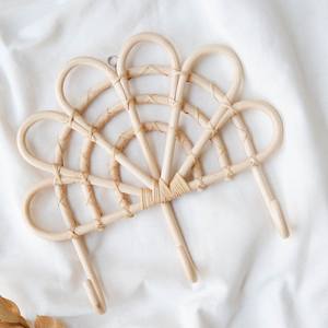 Novedad camisa de vestir de ratán lindos ganchos en forma de flor para colgar ropa de niños gancho de pared decorativo creativo para el hogar - Product Image 2