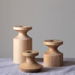 Porte-bougie en bois tourné traditionnel, conçu pour un intérieur classique et une décoration intemporelle - Product Image 4
