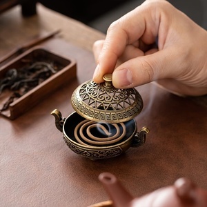 Quemador de incienso de bronce hecho a mano con tapa tallada y diseño griego, difusor aromático para incienso chino, uso durante todo el año. - Product Image 1