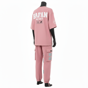 Ensemble t-shirt et pantalon cargo en molleton de coton premium 320 GSM pour femme, rose poudré, avec empiècement réfléchissant, impression sérigraphique et logo brodé. - Product Image 5