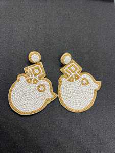 Pendientes Artesanales de Perlas con Forma de Pollito, Bordado en Oro Blanco, Accesorio Decorativo con Diseño de Mascota - Product Image 4