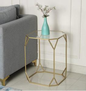 Table d'appoint géométrique moderne avec plateau en verre trempé et structure en laiton pour la décoration du salon - Product Image 1